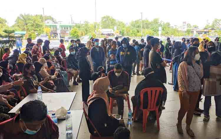 Banyaknya Masyarakat yang Berkerumun untuk Antre Vaksinasi Covid-19 di City Mall Sampit, Ini Kata Kapolres Kotim