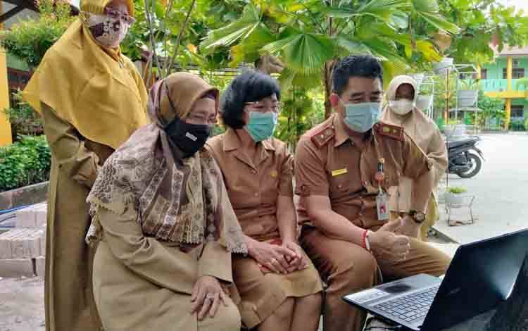 Kepala Dinas Pendidikan Kotim Sapa Pelajar saat Pembelajaran Jarak Jauh