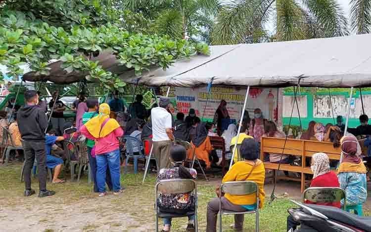Masyarakat terlihat antusias ketika hendak menerima vaksinasi Covid-19 di salah satu Puskesmas beberapa waktu lalu sehingga mengakibatkan kerumunan