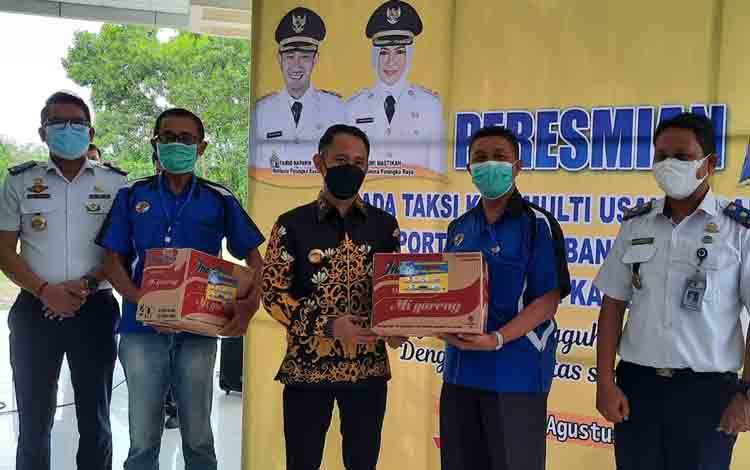Wali Kota Berikan Bantuan untuk Driver Taksi Bandara Tjilik Riwut