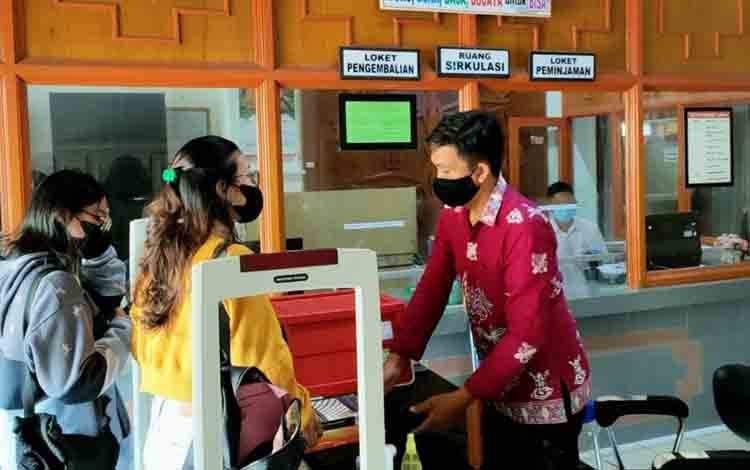 Mayarakat sedang meminjam buku di Dispursip Kalteng