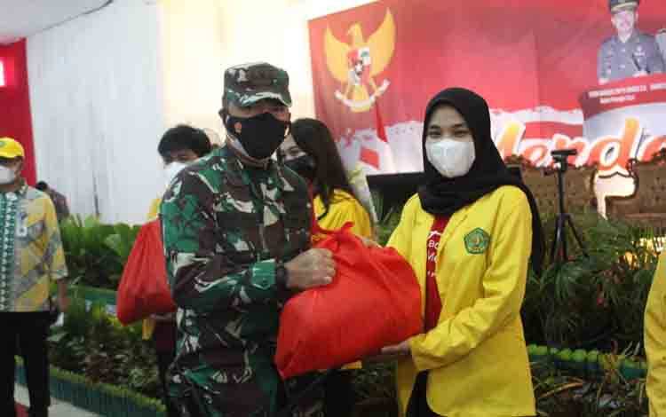 Tinjau Vaksinasi Massal, Dandim Palangka Raya Berikan Bantuan