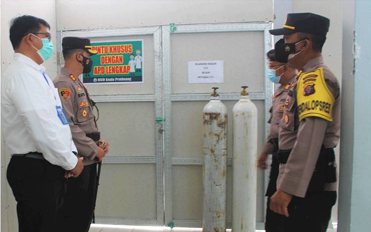 Kapolres Seruyan AKBP Bayu Wicaksono saat mengecek ketersediaan stok oksigen di RSUD Kuala Pembuang