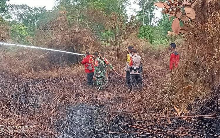 Tim Gabungan Padamkan Kebakaran Lahan di Kumai
