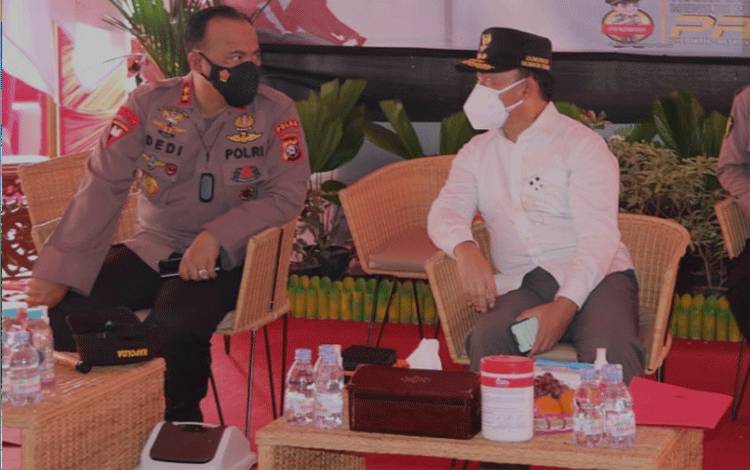 Gubernur Kalimantan Tengah Sugianto Sabran saat melaksanakan koordinasi dengan Kapolda Kalteng.