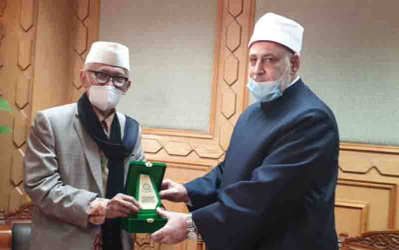 Ketua Umum MUI Miftahul Akhyar (kiri) dan Deputi Grand Sheikh Al-Azhar Mohammed Al-Dhuwainy (kanan) saat keduanya bertemu di Universitas Al-Azhar, Mesir. (foto : ANTARA/HO-MUI)