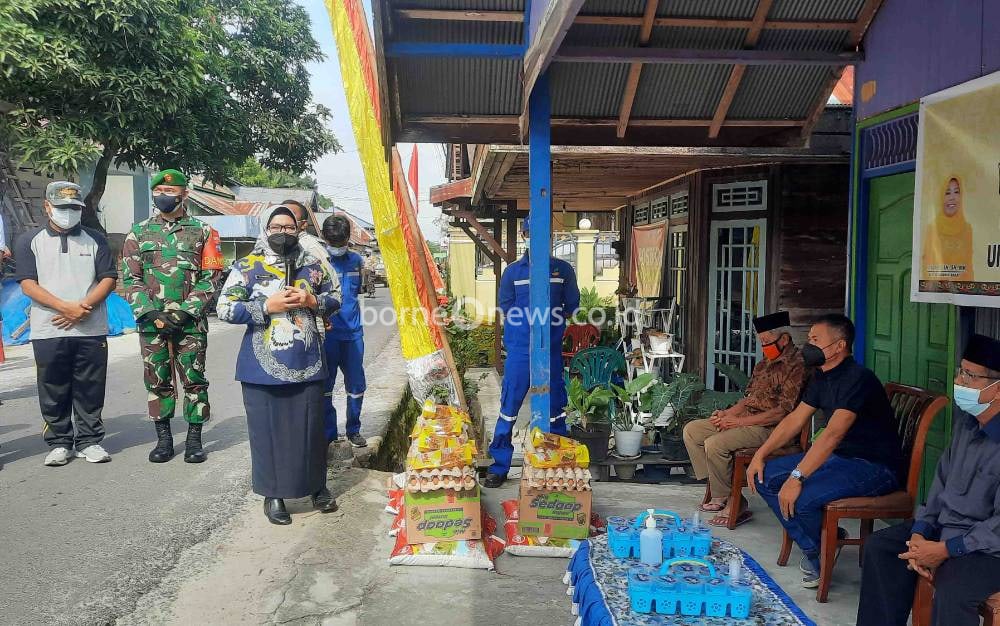 Bupati Kobar Salurkan Sembako untuk Warga Isolasi Mandiri dan Terdampak Covid-19