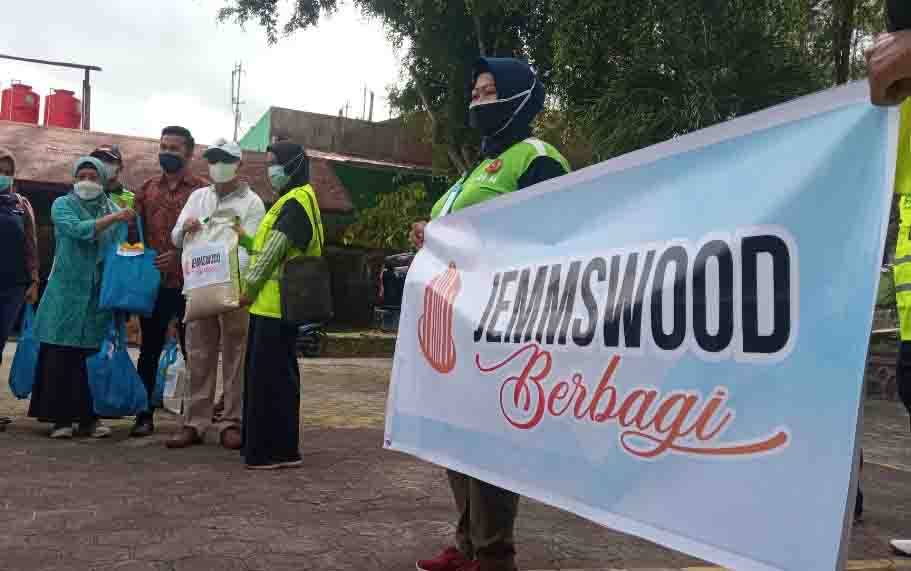 Program Jemmswood Berbagi, Jemmy Adrianor Rasyid Bagikan Paket Sembako untuk Petugas Kebersihan dan Juru Parkir