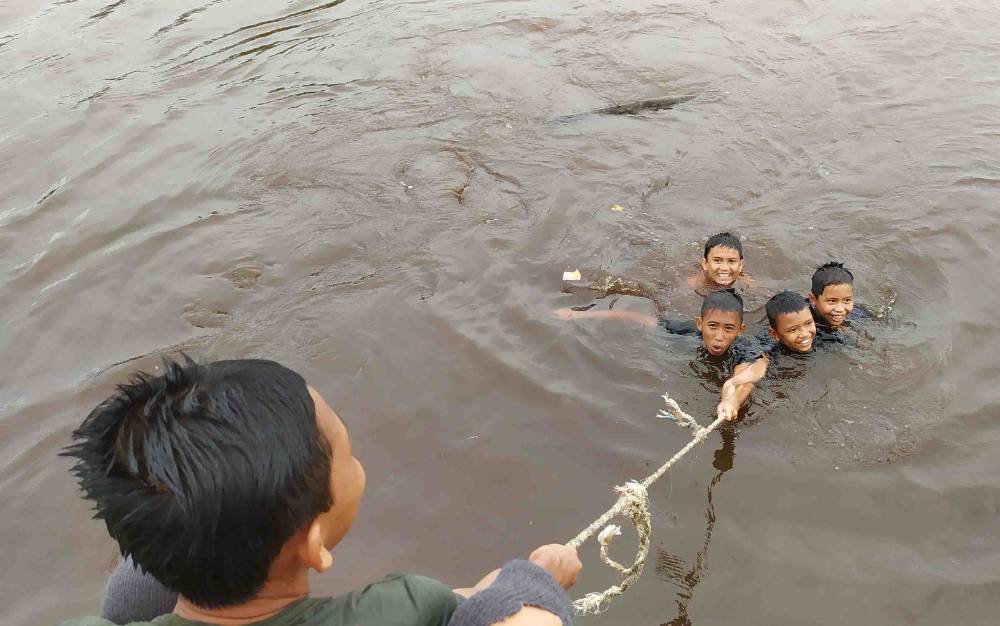 Sejumlah anak asik berenang sebelum tersiar kabar adanya kemunculan buaya di Sungai Mentaya