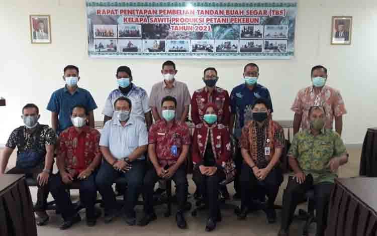 Foto bersama setelah rapat penetapan harga tandan buah segar kelapa sawit