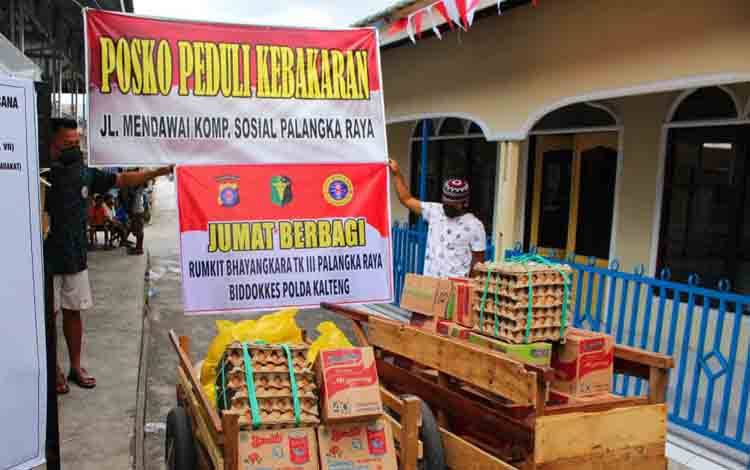 Bantuan dari RS Bhayangkara Tingkat III Palangka Raya Polda Kalteng berupa sejumlah bahan pokok ata sembako untuk korban kebakaran di Komplek Mendawai Palangka Raya.
