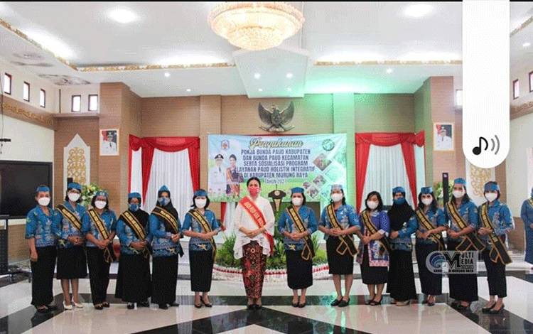 Bunda PAUD Kabupaten Mura Dra. Lynda Kristiane Perdie saat foto bersama para Bunda PAUD kecamatan usai melaksanakan pengukuhan.