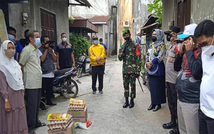 Dandim Dampingi Bupati Kobar Salurkan Bansos Warga Isoman