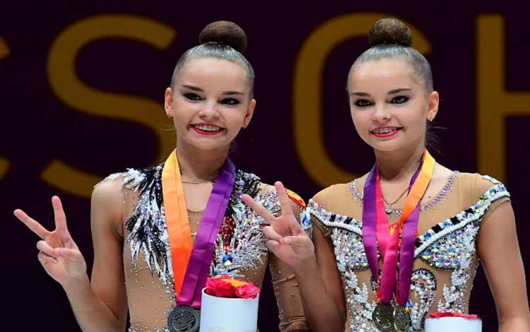 Pesenam kembar Rusia Dina dan Arina Averina (kanan) dalam foto arsip 21 Mei 2017 di Papp Laszlo Arena di Budapest, Hungaria. Si kembar masuk final senam ritmik Olimpiade Tokyo 2020