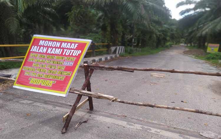 Jalan Ini Ditutup Gara-Gara Ada Warga Bandel Buang Sampah Sembarangan