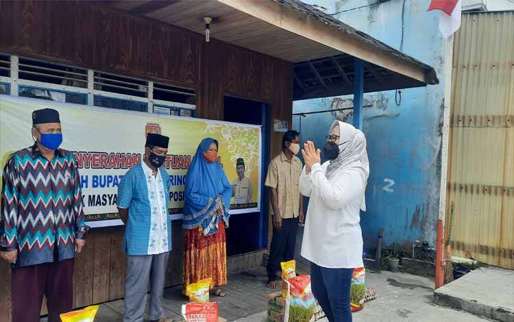 Bupati Kobar Kembali Turun Langsung Salurkan Paket Sembako