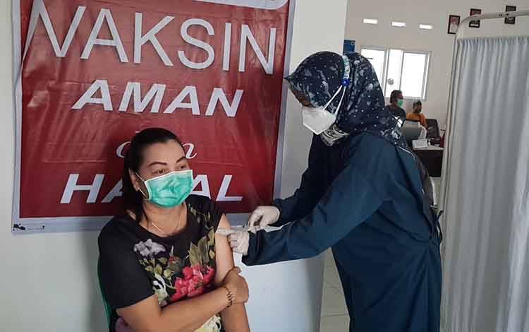 Vaksin Dosis Ketiga Bagi Nakes Telah Dimulai di Kabupaten Gunung Mas