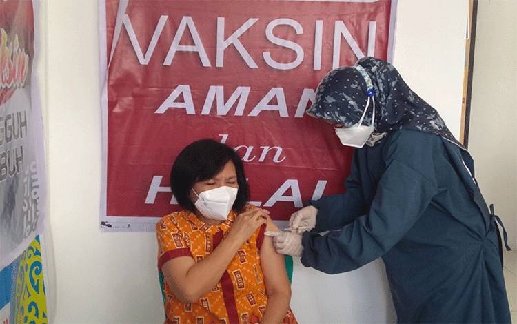 Ini yang Dirasakan Kadinkes Gunung Mas Usai Disuntik vaksin Dosis 3