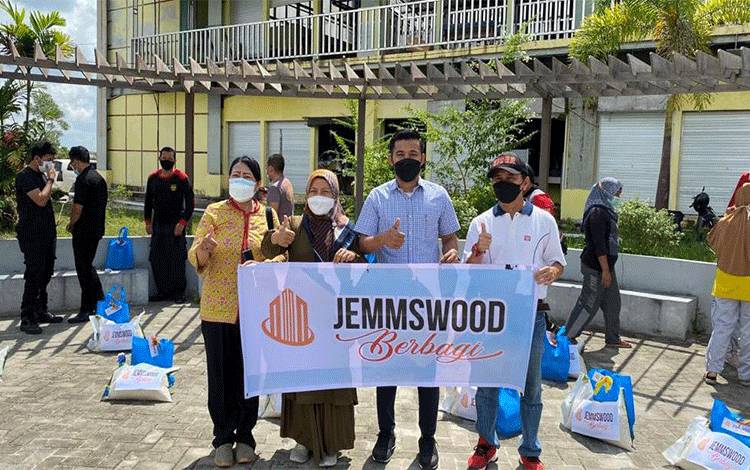 VIDEO: Jemmswood Berbagi Salurkan Bantuan untuk Anak Yatim Piatu dan Petugas Kebersihan Pasar