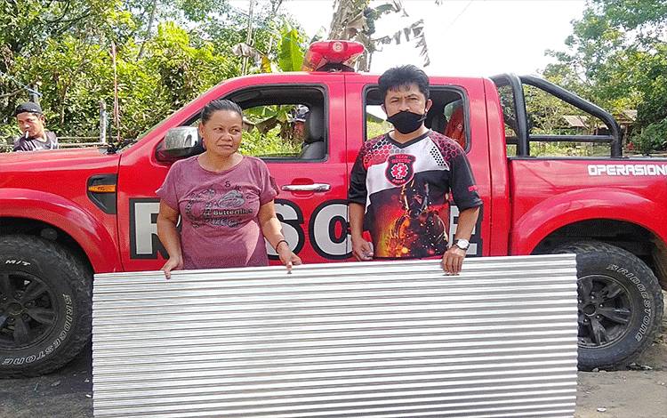 Gabungan Relawan Ampah Sampaikan Bantuan Seng ke Korban Kebakaran di Desa Tampa