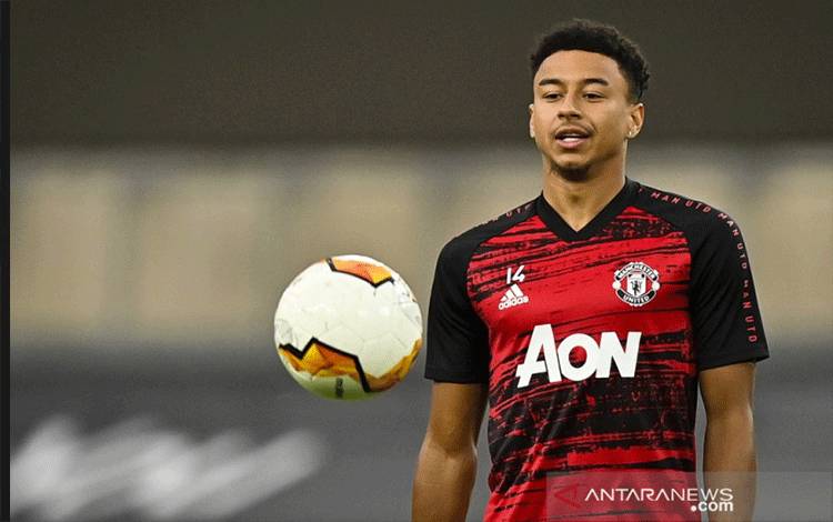 Gelandang Manchester United Jesse Lingard melakukan pemanasan jelang laga semi final Liga Europa menghadapi Sevilla di Cologne, Jerman, 16 Agustus 2020. (ANTARA/AFP/MARTIN MEISSNER)