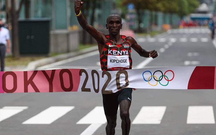 Pelari asal Kenya Eliud Kipchoge menjadi yang pertama melintasi garis finis dan menyabet medali emas maraton putra Olimpiade Tokyo 2020 di Sapporo Odori Park, Sapporo, Jepang, Minggu (8/8/2021). ANTARA/REUTERS/Kim Hong-Ji