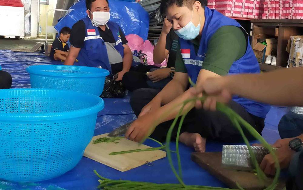 Relawan Tagana saat memasak makanan di dapur umum.