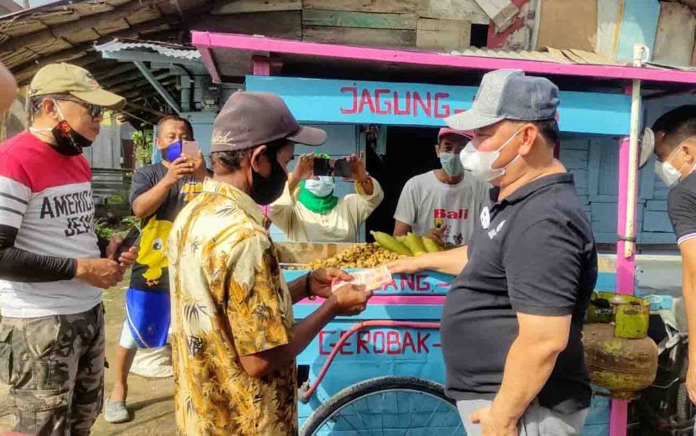 Pedagang Jagung Rebus ini Terharu saat Bupati Kotim Borong Dagangannya