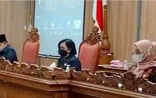 Ketua DPRD Kotawaringin Timur, Rinie Anderson (tengah) saat memimpin rapat.