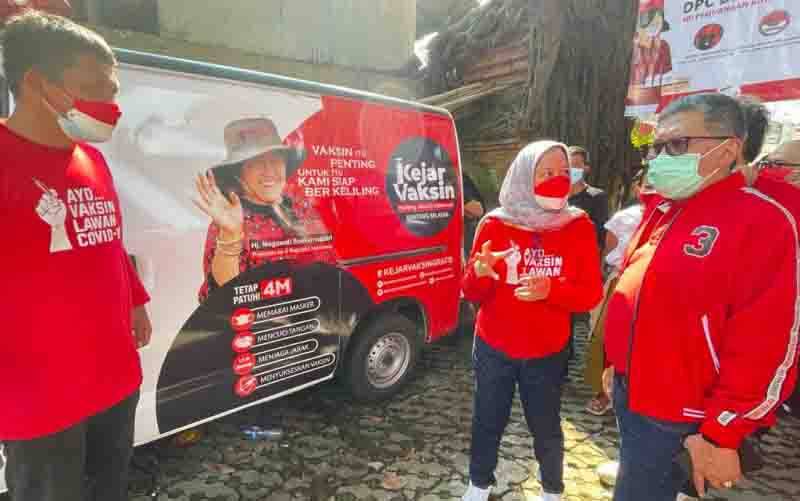 Sekretaris Jenderal DPP PDIP Hasto Kristiyanto menghadiri pelaksanaan vaksinasi warga yang dilaksanakan DPC PDIP Jakarta Selatan di Museum Layang-layang, Pondok Labu, Jakarta Selatan, Minggu (8/8/2021). (foto : ANTARA/HO-Humas PDIP)