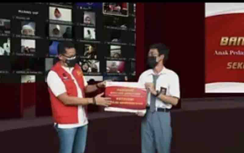 Sandiaga Uno Serahkan 100 Beasiswa untuk Anak-anak Pedagang
