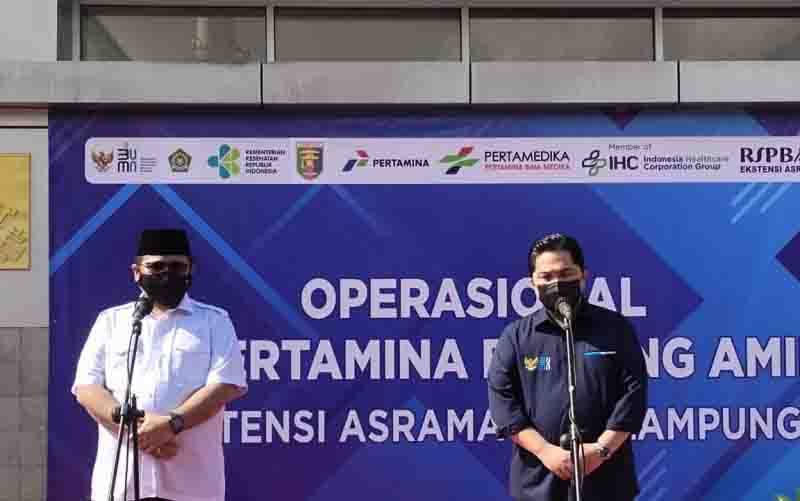 Menteri BUMN, Erick Thohir (kanan) dan Menteri Agama, Yaqut Cholil Qoumas (kiri) saat memberikan keterangan usai meninjau kesiapan RS Darurat COVID-19. (foto : ANTARA/Dian Hadiyatna)