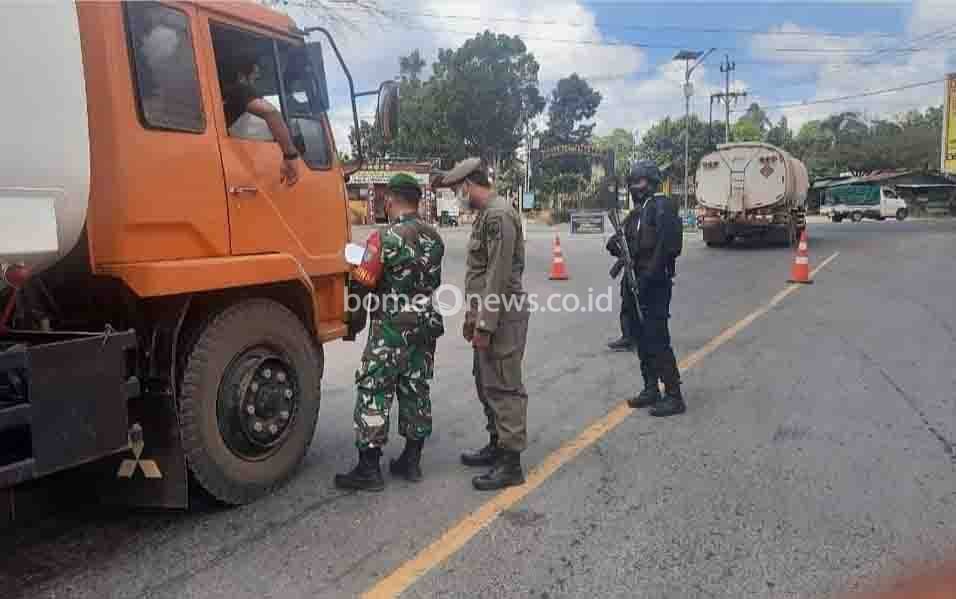 Periksa Pengendara di Pos Penyekatan Simpang Runtu, Petugas Gabungan Kedepankan Sikap Humanis