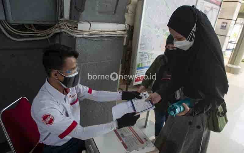 Petugas memeriksa Surat Tanda Registrasi Pekerja (STRP) milik calon penumpang KRL Commuterline saat masa Pemberlakuan Pembatasan Kegiatan Masyarakat (PPKM) Level 4 di Stasiun Pasar Senen, Jakarta, Selasa (3/8/2021). Meski menurut Gubernur Anies Baswedan kasus aktif harian COVID-19 di Jakarta menurun hampir 100 ribu orang dalam dua pekan terakhir, pemerintah masih memperpanjang PPKM Level 4 hingga 9 Agustus 2021 di Ibukota. (foto : ANTARA FOTO/Aditya Pradana Putra/wsj.)