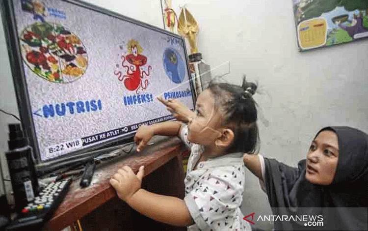 Ilustrasi - Warga menonton televisi di rumahnya, Depok, Jawa Barat, Selasa (15/6/2021). (ANTARA FOTO/Yulius Satria Wijaya/foc.)