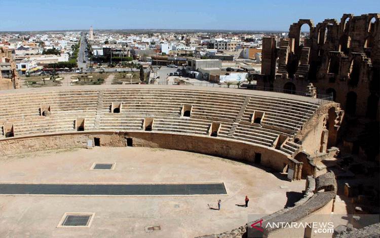 Wisatawan berkunjung ke amfiteater El Jem, Situs Warisan Dunia UNESCO yang dibangun pada akhir abad ke-3 di El Jem di tengah mewabahnya penyakit coronavirus (COVID-19) di Tunisia, Kamis (20/5/2021). Foto diambil 20 Mei 2021. ANTARA FOTO/REUTERS/Angus McDowall/wsj.