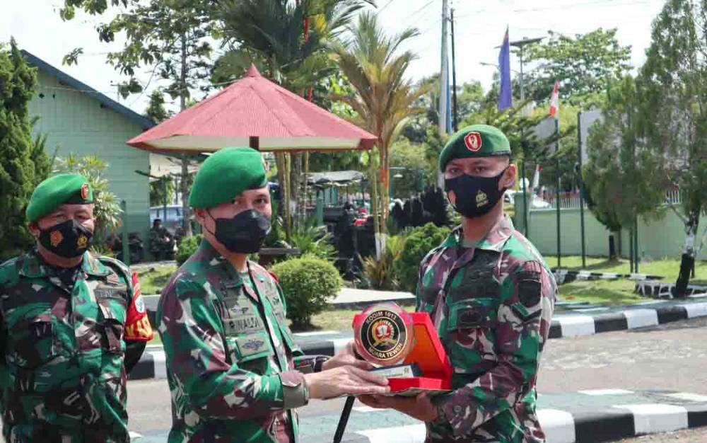 Dandim 1013 Muara Teweh Pimpin Upacara Korps Raport Pelepasan Prabinsa ke Kesatuan Baru