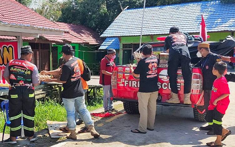 Relawan Ampah Peduli Serahkan Bantuan ke Korban Kebakaran Tumbang Rungan