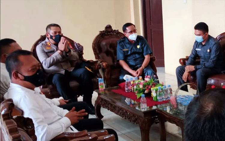 Ketua DPRD Kabupaten Gumas Akerman Sahidar dan lainnya menerima kunjungan Kapolres AKBP Irwansah, di kantor DPRD setempat, Senin, 9 Agustus 2021.