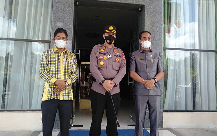 Ketua DPRD Katingan Marwan Susanto bersama Wakil Ketua Nanang Suriansyah foto bersama Kapolres Katingan AKBP Paulus Sonny Bhakti Wibowo.
