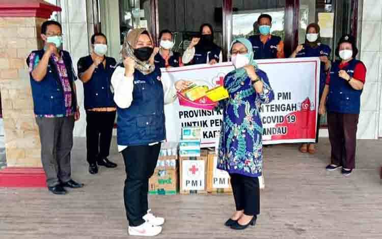 PMI Lamandau Serahkan Bantuan untuk Tenaga Kesehatan