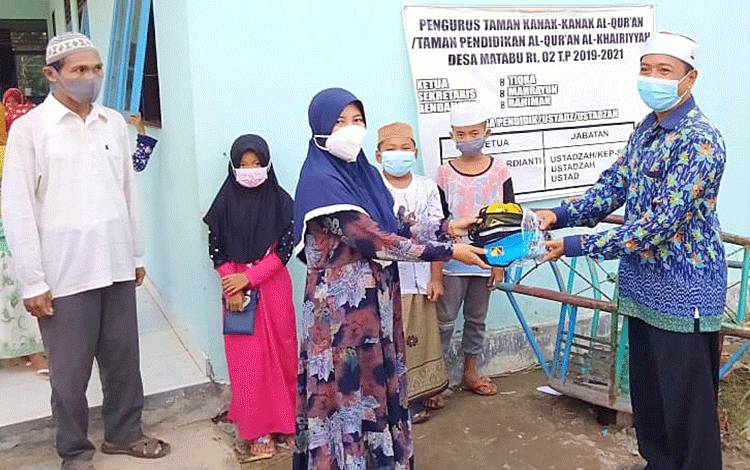 Ketua BKPRMI Barito Timur Bagikan Masker di TPQ dan Rutan