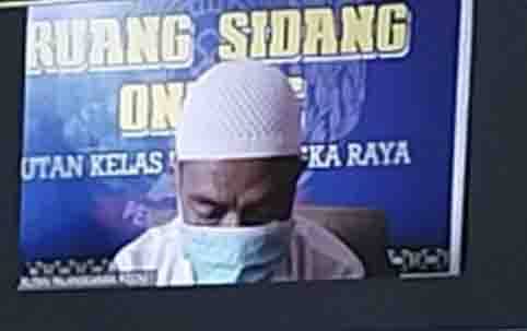 Terdakwa saat menjalani sidang virtual di PN Palangka Raya