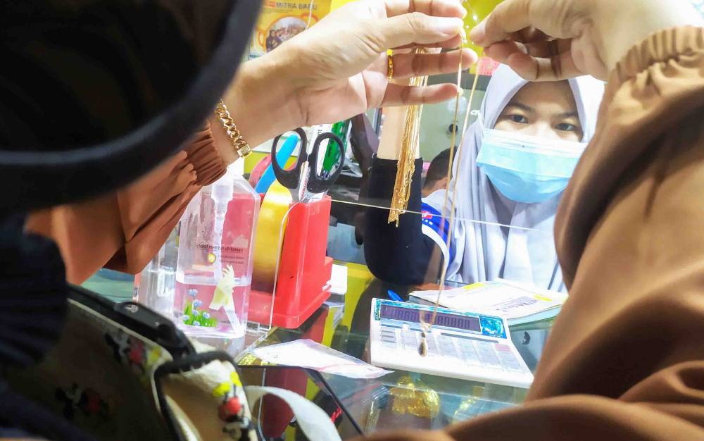 Suasana jual beli emas perhiasan di Toko Emas Mitra Baru di Pusat Perbelanjaan Mentaya Sampit, Rabu, 11 Agustus 2021.
