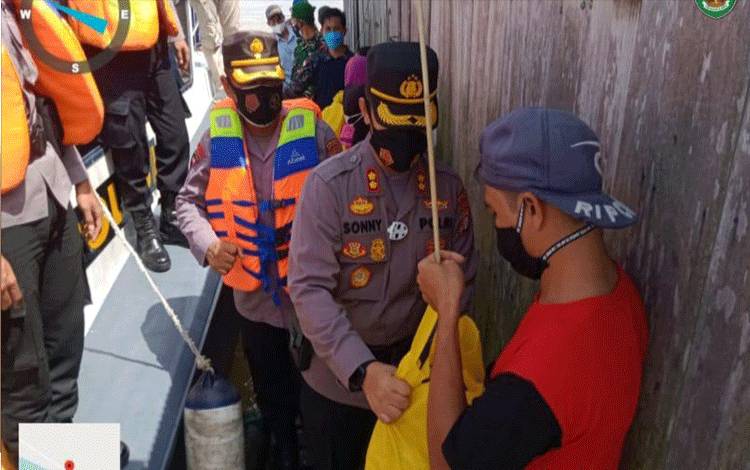 Kapolres Katingan Salurkan Bansos kepada Warga Terdampak Covid-19