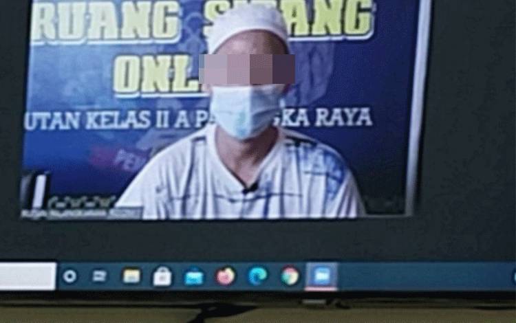 Terdakwa saat menjalani sidang virtual di PN Palangka Raya