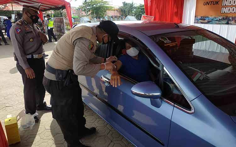 Polres Seruyan Gelar Vaksinasi Covid-19 Drive Thru