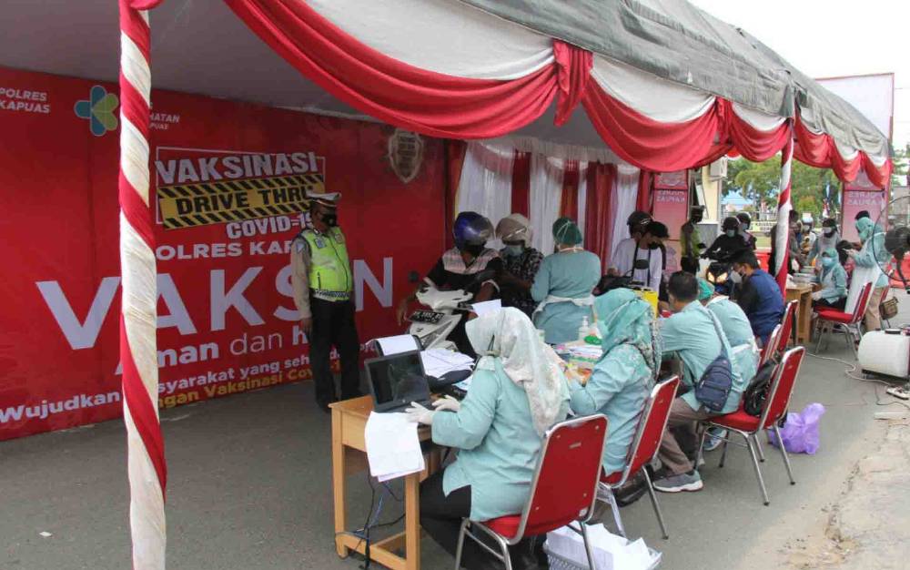 Warga Antusias Ikuti Vaksinasi Drive Thru di Polres Kapuas