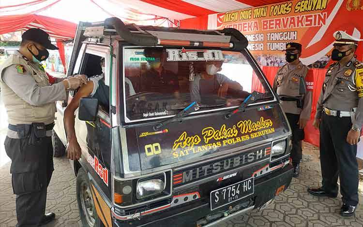 Warga Kuala Pembuang Antusias Ikuti Vaksinasi Covid-19 Drive Thru