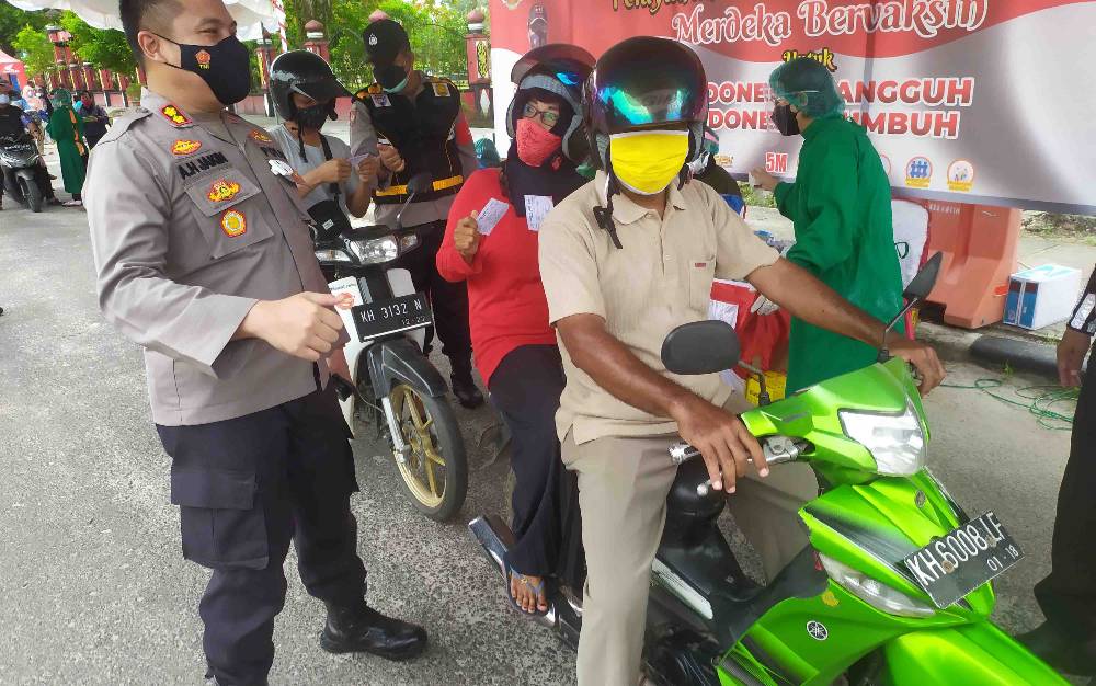 Pengguna jalan yang merasa terbantu dengan menjalani vaksinasi drive thru di Taman Kota Sampit, Kamis, 12 Agustus 2021.